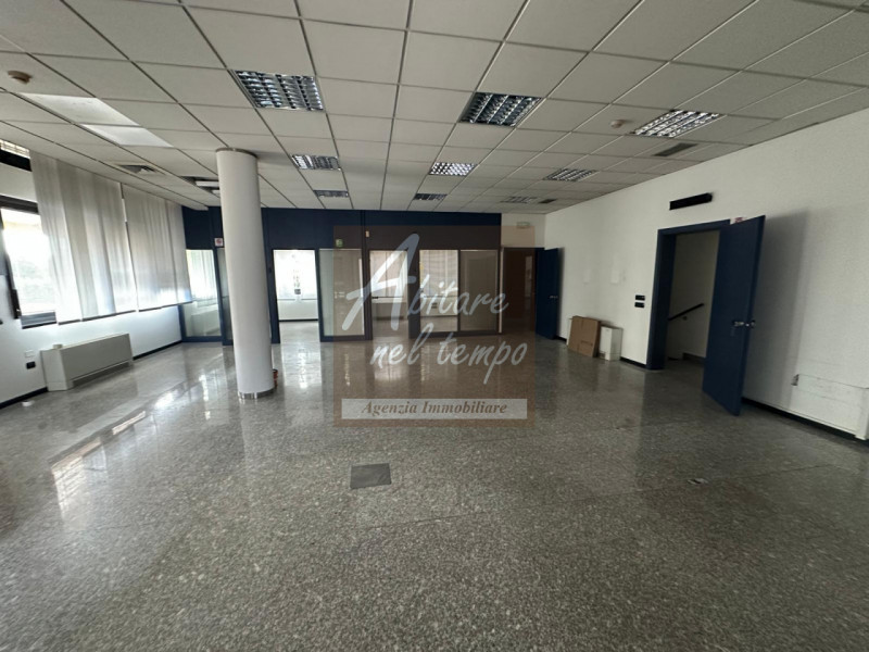 SAN GIORGIO IN BOSCO (PD) - CENTRO

Proponiamo in locazione un ampio ufficio di circa 140 m² util...