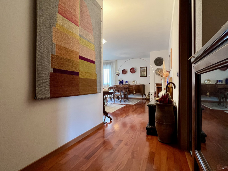 Nel cuore di un quartiere residenziale tra i più curati e ben abitati di Vicenza, circondato da o...