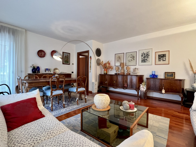 Nel cuore di un quartiere residenziale tra i più curati e ben abitati di Vicenza, circondato da o...