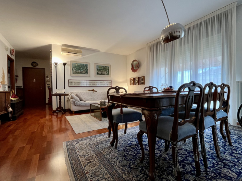 Nel cuore di un quartiere residenziale tra i più curati e ben abitati di Vicenza, circondato da o...