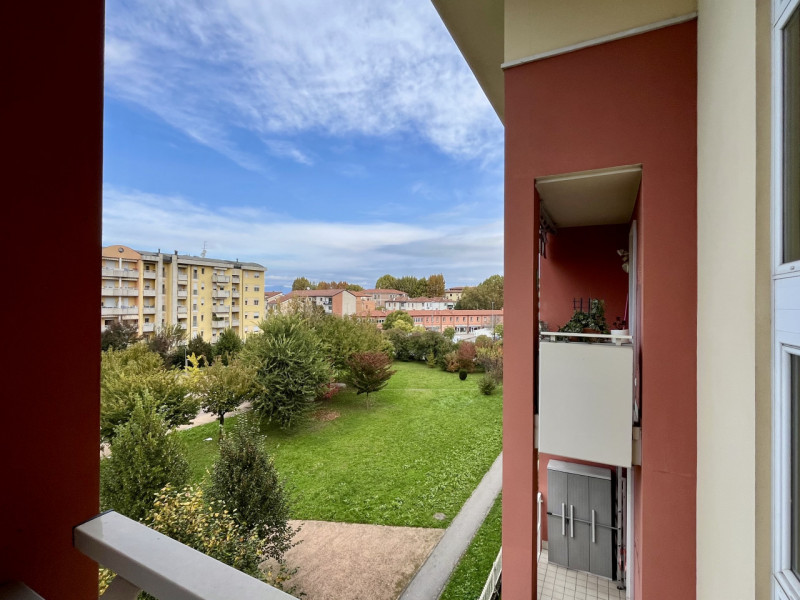 Nel cuore di un quartiere residenziale tra i più curati e ben abitati di Vicenza, circondato da o...