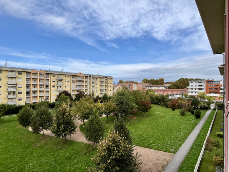 Nel cuore di un quartiere residenziale tra i più curati e ben abitati di Vicenza, circondato da o...