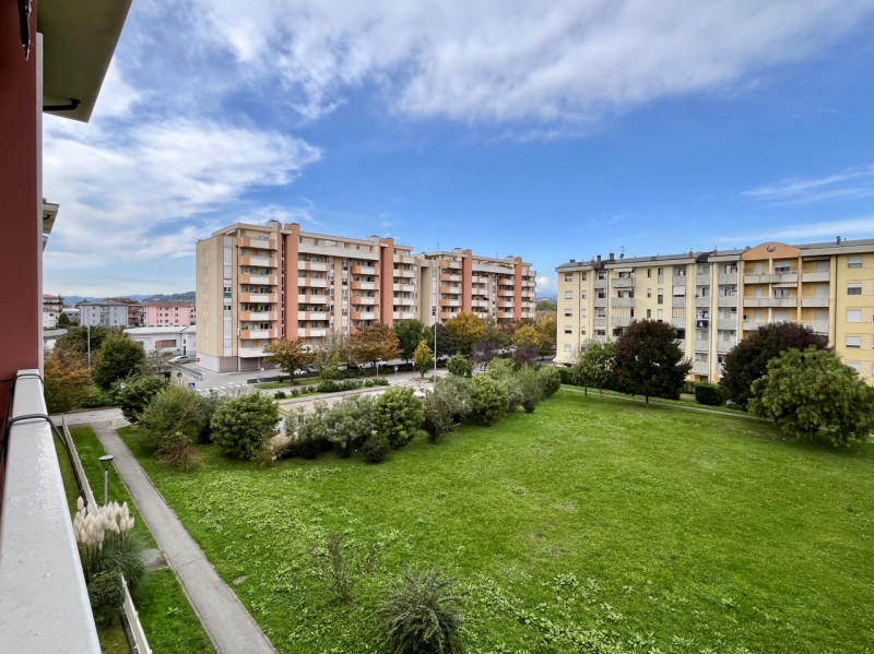 Nel cuore di un quartiere residenziale tra i più curati e ben abitati di Vicenza, circondato da o...