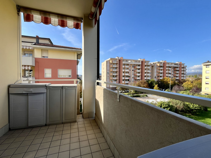 Nel cuore di un quartiere residenziale tra i più curati e ben abitati di Vicenza, circondato da o...