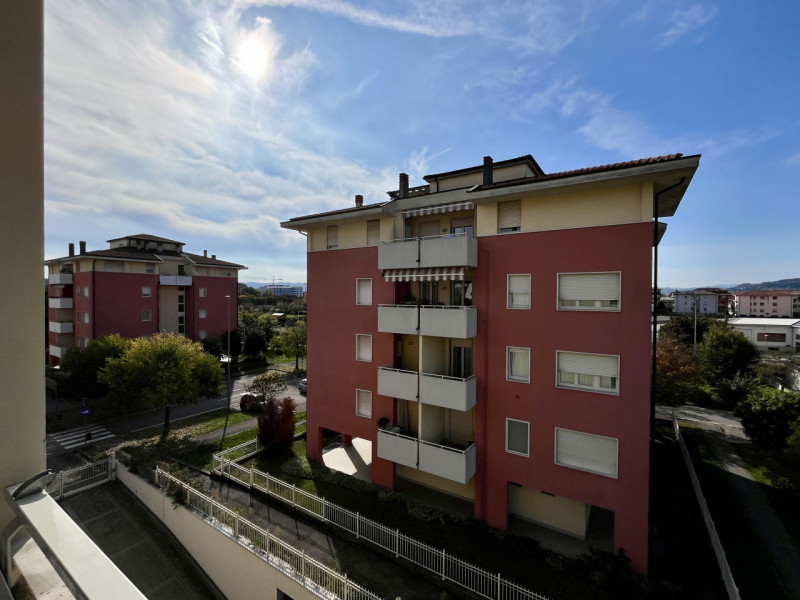 Nel cuore di un quartiere residenziale tra i più curati e ben abitati di Vicenza, circondato da o...