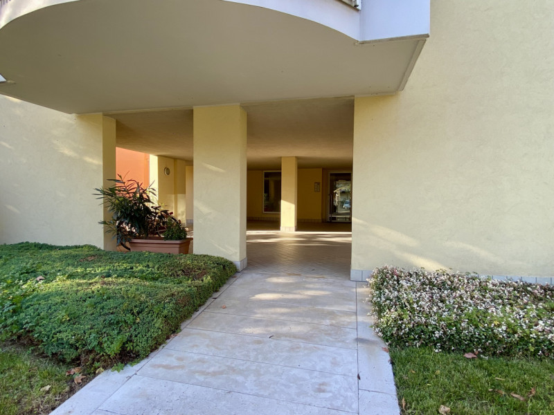 Nel cuore di un quartiere residenziale tra i più curati e ben abitati di Vicenza, circondato da o...