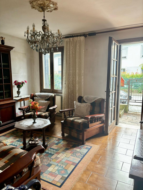 Nel centro storico di Pernumia, proponiamo in vendita una porzione di bifamiliare dalle generose ...