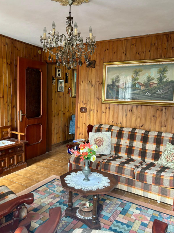 Nel centro storico di Pernumia, proponiamo in vendita una porzione di bifamiliare dalle generose ...