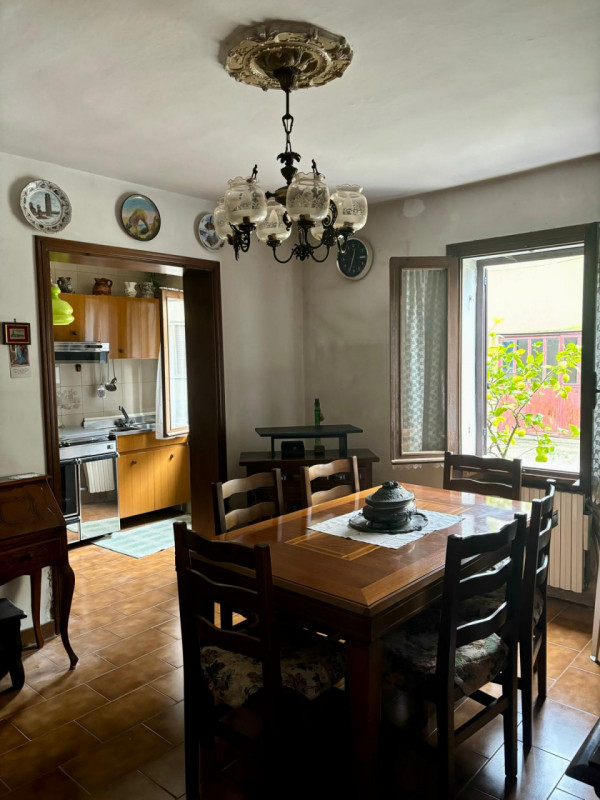 Nel centro storico di Pernumia, proponiamo in vendita una porzione di bifamiliare dalle generose ...