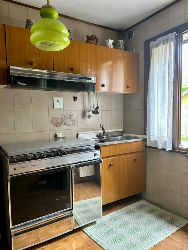 Nel centro storico di Pernumia, proponiamo in vendita una porzione di bifamiliare dalle generose ...