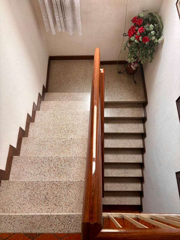 Nel centro storico di Pernumia, proponiamo in vendita una porzione di bifamiliare dalle generose ...