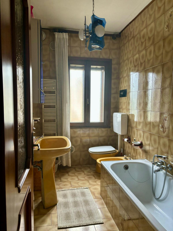 Nel centro storico di Pernumia, proponiamo in vendita una porzione di bifamiliare dalle generose ...