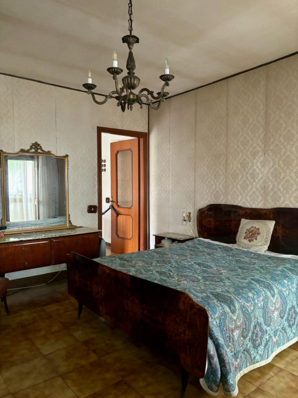 Nel centro storico di Pernumia, proponiamo in vendita una porzione di bifamiliare dalle generose ...