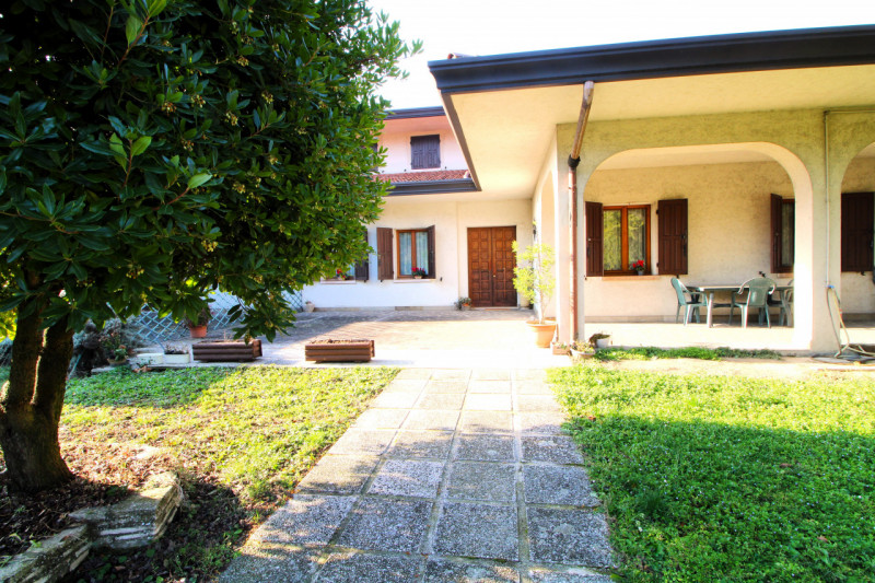 In posizione strategica, comoda alla viabilità principale e a tutti i servizi del paese, proponia...