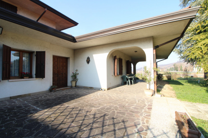 In posizione strategica, comoda alla viabilità principale e a tutti i servizi del paese, proponia...