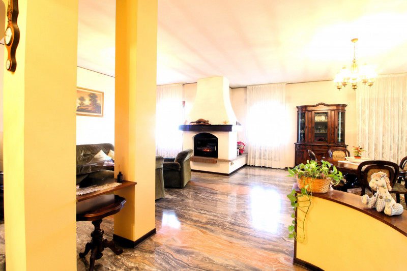 In posizione strategica, comoda alla viabilità principale e a tutti i servizi del paese, proponia...