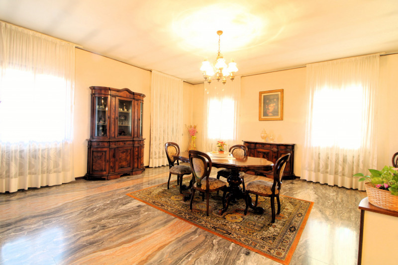 In posizione strategica, comoda alla viabilità principale e a tutti i servizi del paese, proponia...