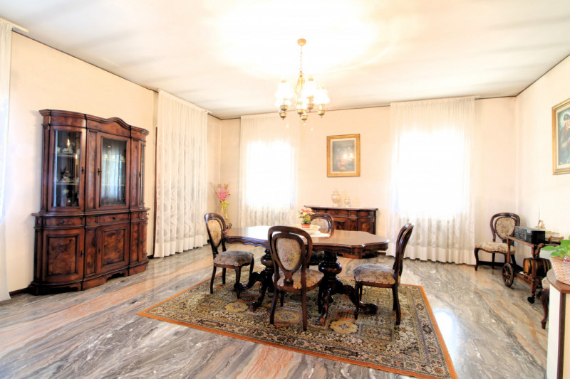 In posizione strategica, comoda alla viabilità principale e a tutti i servizi del paese, proponia...