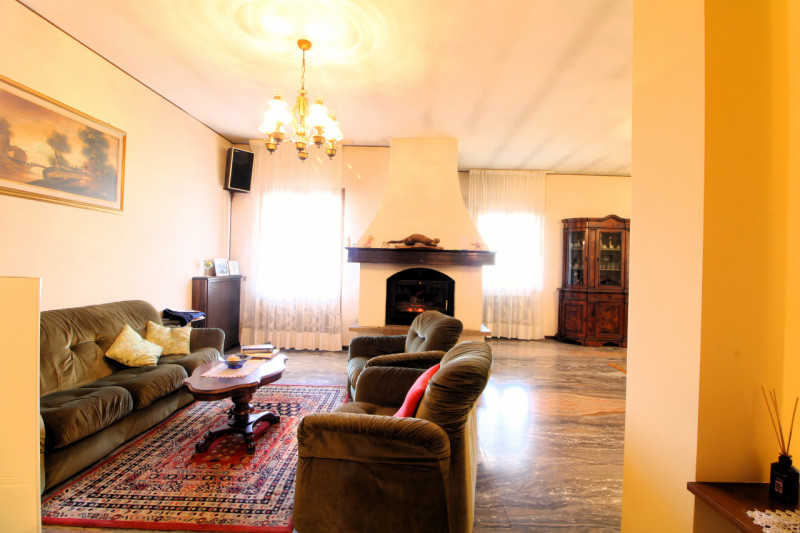 In posizione strategica, comoda alla viabilità principale e a tutti i servizi del paese, proponia...