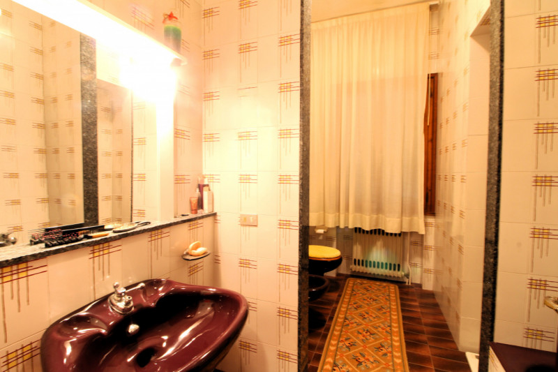 In posizione strategica, comoda alla viabilità principale e a tutti i servizi del paese, proponia...