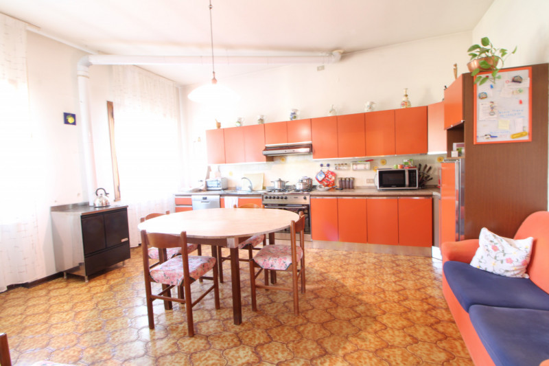 In posizione strategica, comoda alla viabilità principale e a tutti i servizi del paese, proponia...