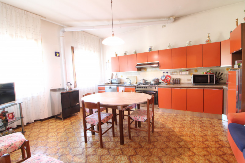 In posizione strategica, comoda alla viabilità principale e a tutti i servizi del paese, proponia...