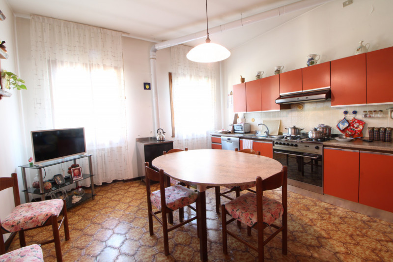 In posizione strategica, comoda alla viabilità principale e a tutti i servizi del paese, proponia...