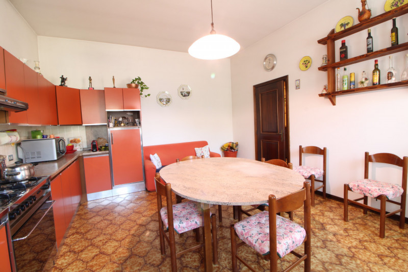 In posizione strategica, comoda alla viabilità principale e a tutti i servizi del paese, proponia...