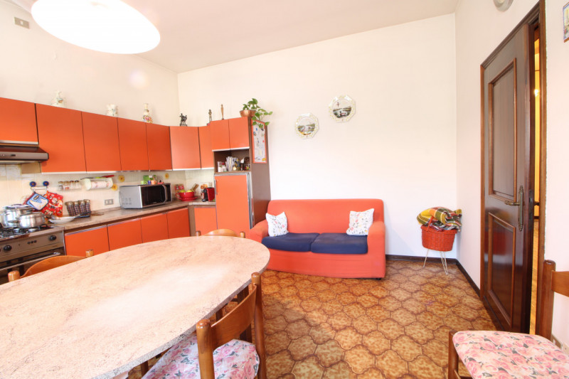 In posizione strategica, comoda alla viabilità principale e a tutti i servizi del paese, proponia...