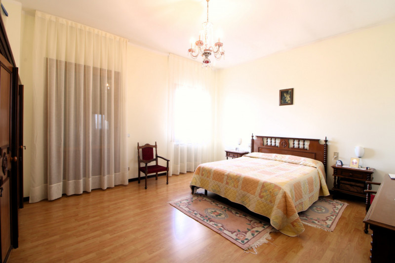 In posizione strategica, comoda alla viabilità principale e a tutti i servizi del paese, proponia...