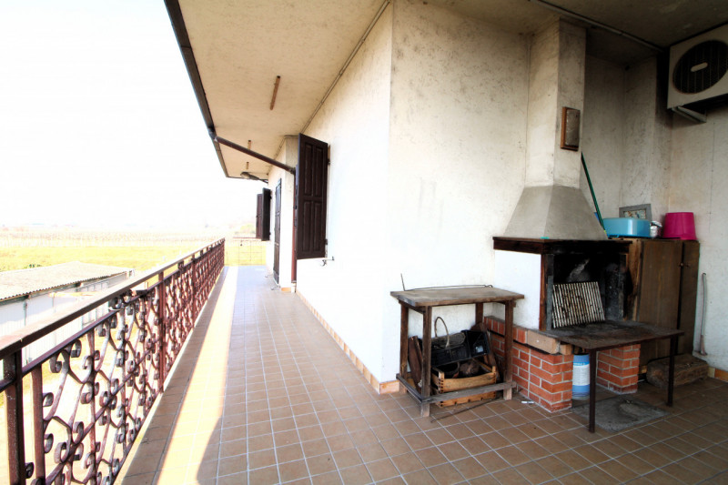 In posizione strategica, comoda alla viabilità principale e a tutti i servizi del paese, proponia...