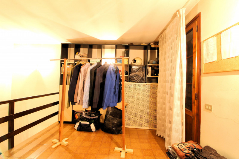 In posizione strategica, comoda alla viabilità principale e a tutti i servizi del paese, proponia...