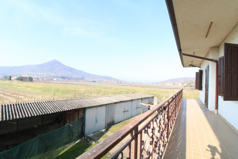 In posizione strategica, comoda alla viabilità principale e a tutti i servizi del paese, proponia...