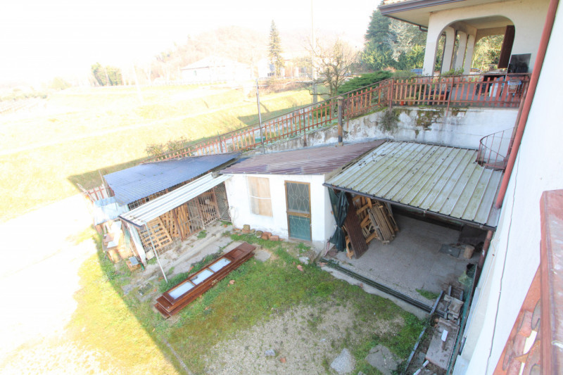 In posizione strategica, comoda alla viabilità principale e a tutti i servizi del paese, proponia...