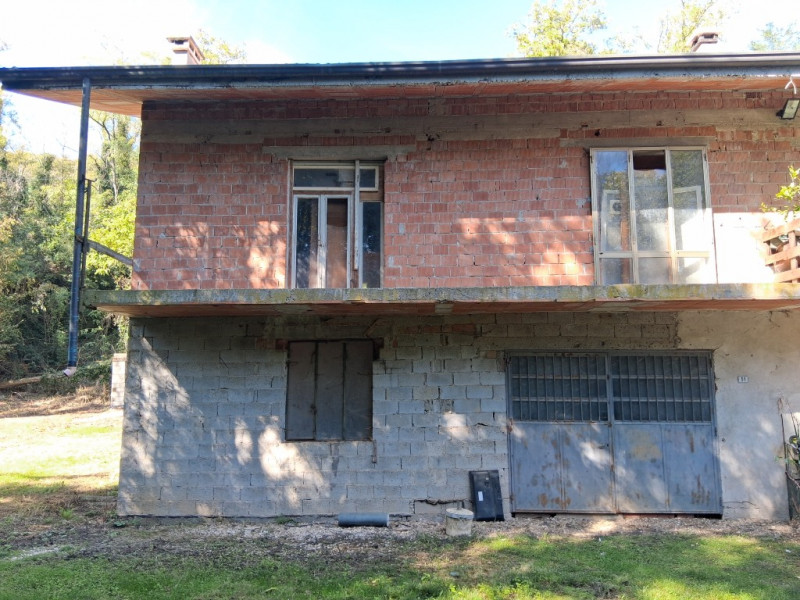 Lapio. Questa porzione di bifamiliare, circondata da 1400 mq di giardino, è un po' particolare: l...