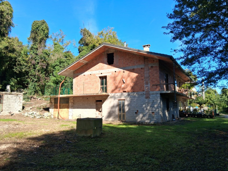 Lapio. Questa porzione di bifamiliare, circondata da 1400 mq di giardino, è un po' particolare: l...