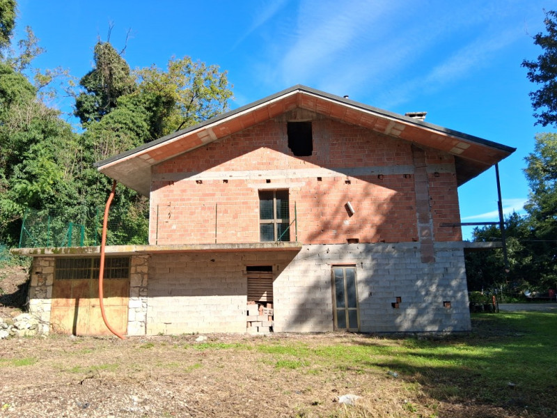 Lapio. Questa porzione di bifamiliare, circondata da 1400 mq di giardino, è un po' particolare: l...