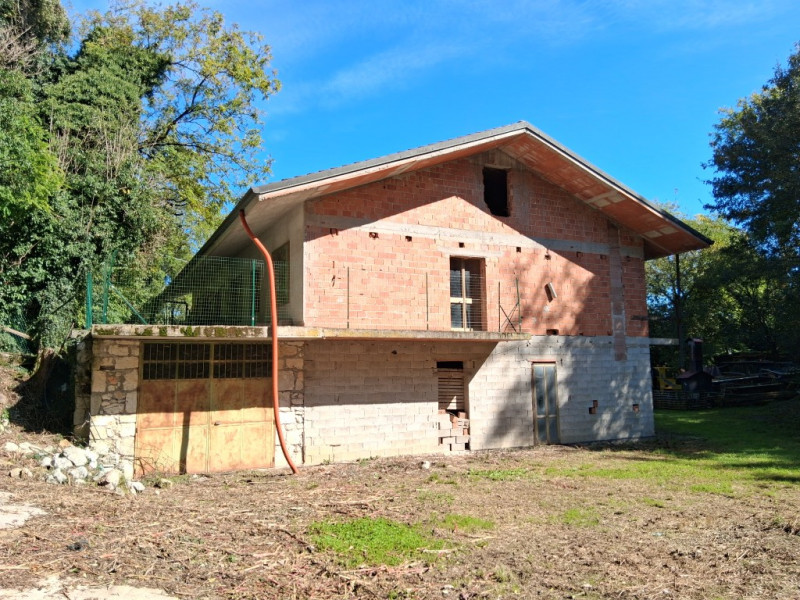 Lapio. Questa porzione di bifamiliare, circondata da 1400 mq di giardino, è un po' particolare: l...