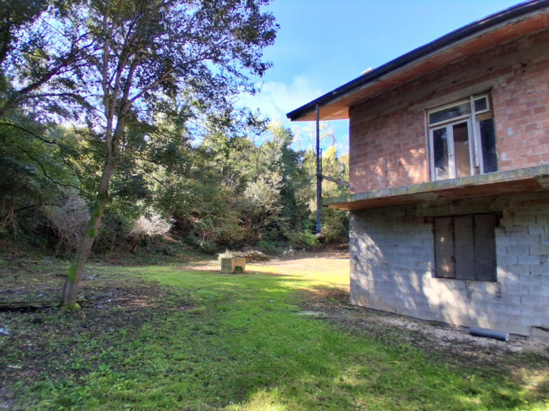 Lapio. Questa porzione di bifamiliare, circondata da 1400 mq di giardino, è un po' particolare: l...