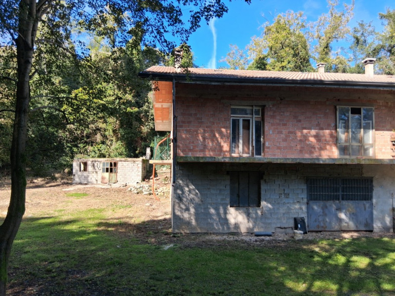 Lapio. Questa porzione di bifamiliare, circondata da 1400 mq di giardino, è un po' particolare: l...