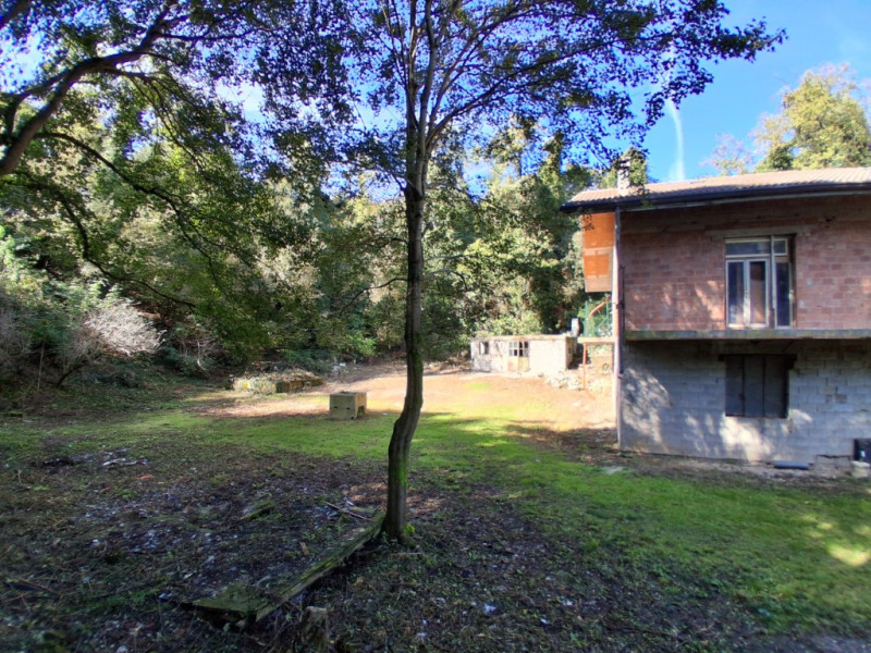 Lapio. Questa porzione di bifamiliare, circondata da 1400 mq di giardino, è un po' particolare: l...