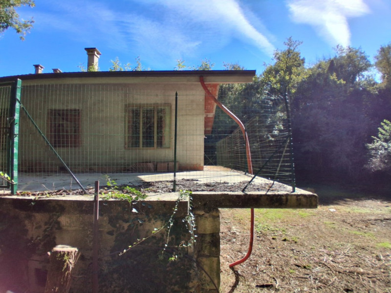 Lapio. Questa porzione di bifamiliare, circondata da 1400 mq di giardino, è un po' particolare: l...