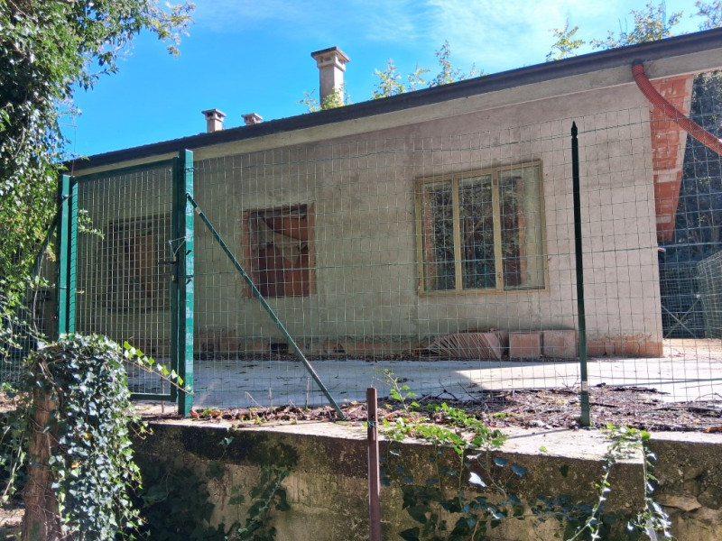 Lapio. Questa porzione di bifamiliare, circondata da 1400 mq di giardino, è un po' particolare: l...