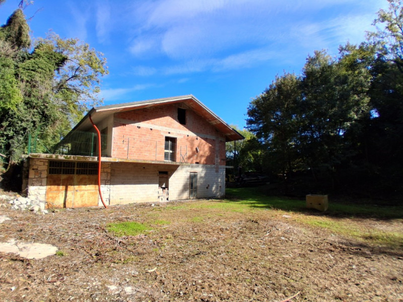 Lapio. Questa porzione di bifamiliare, circondata da 1400 mq di giardino, è un po' particolare: l...