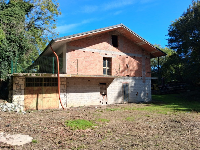Lapio. Questa porzione di bifamiliare, circondata da 1400 mq di giardino, è un po' particolare: l...