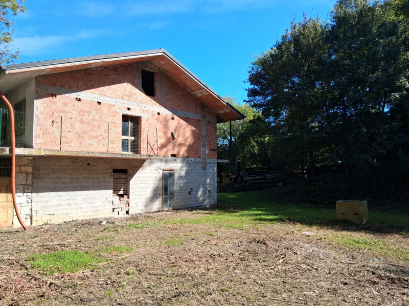 Lapio. Questa porzione di bifamiliare, circondata da 1400 mq di giardino, è un po' particolare: l...