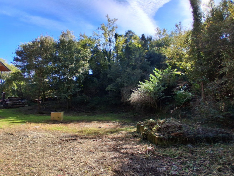 Lapio. Questa porzione di bifamiliare, circondata da 1400 mq di giardino, è un po' particolare: l...