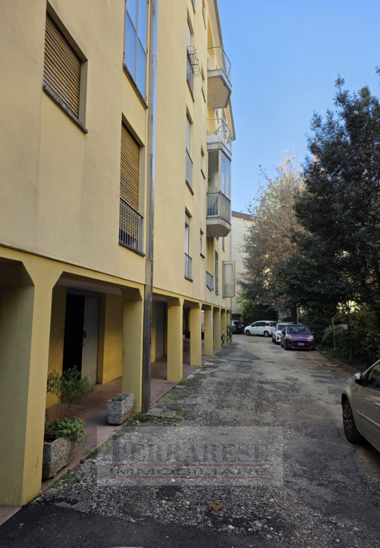 - ASTA IMMOBILIARE - PADOVA, via Luciano Manara, APPARTAMENTO al piano terzo, su fabbricato  con ...