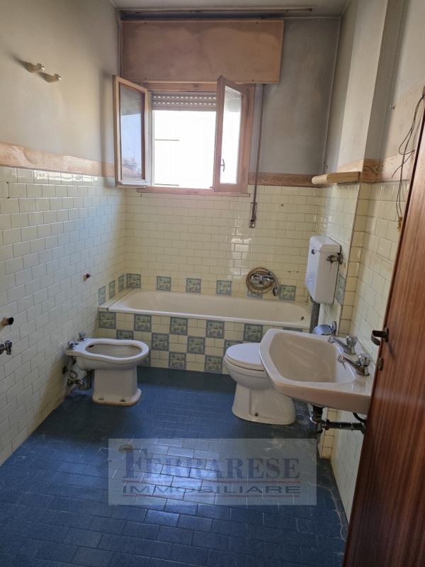 - ASTA IMMOBILIARE - PADOVA, via Luciano Manara, APPARTAMENTO al piano terzo, su fabbricato  con ...