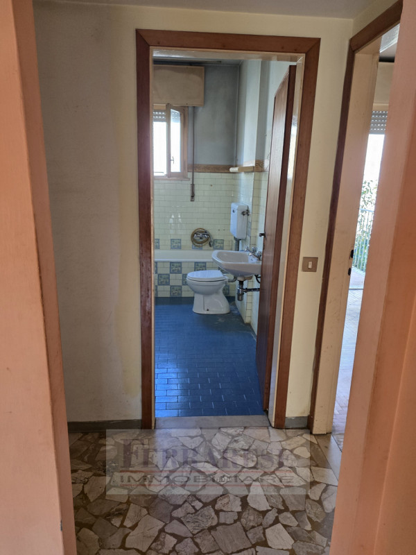 - ASTA IMMOBILIARE - PADOVA, via Luciano Manara, APPARTAMENTO al piano terzo, su fabbricato  con ...